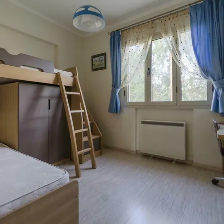 Cozy House In 파포스