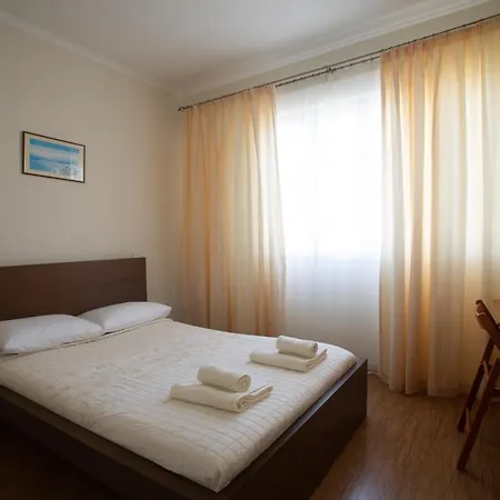 Cozy House In 파포스
